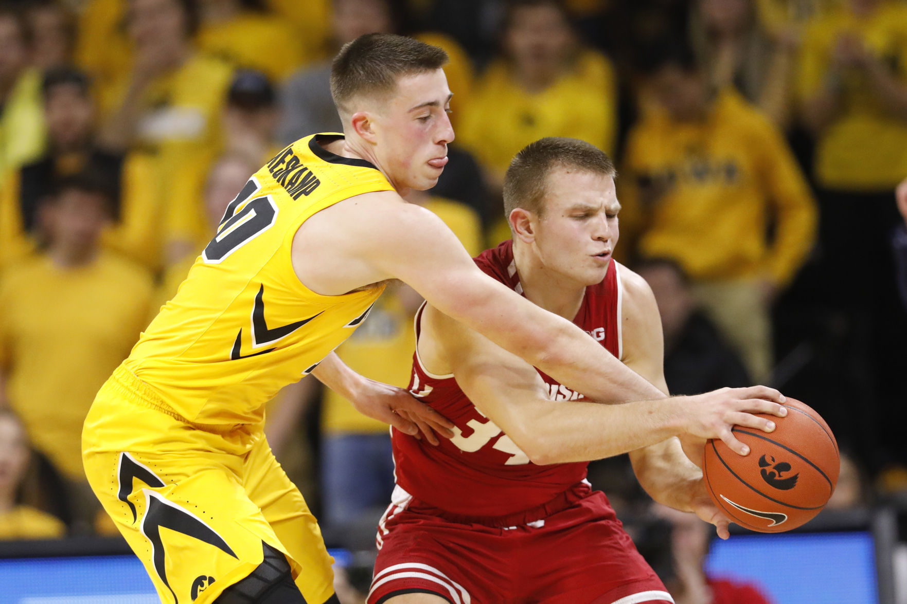 Badgers 72, Hawkeyes 66